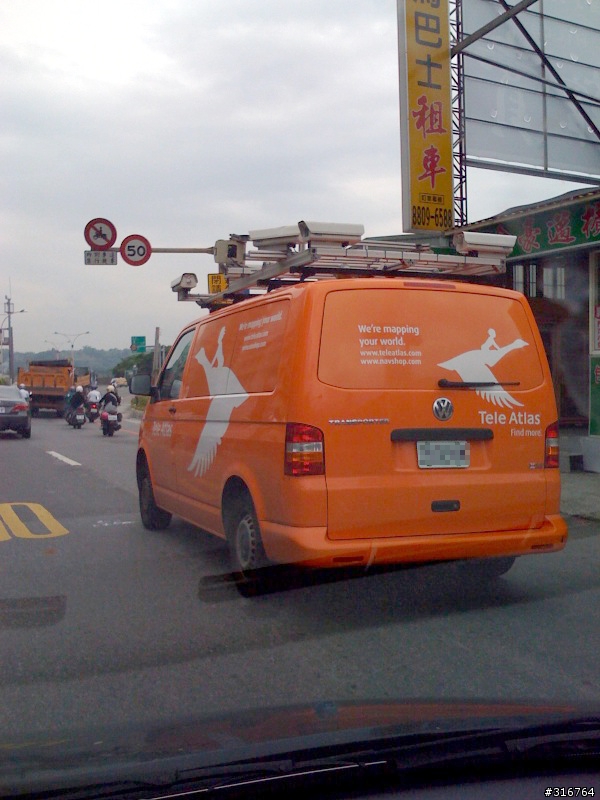 車頂裝滿監視器的VW T5~~
