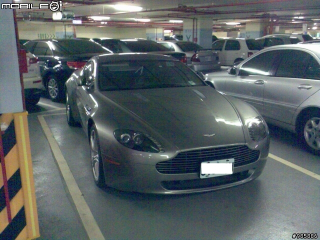 昨天逛街看到的極品.......V8 Vantage,