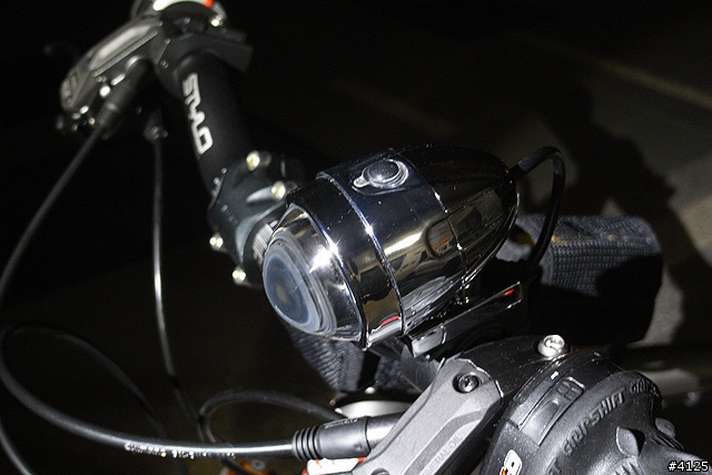 勁亮 BICYCLE HEAD LIGHT M1 F1 開箱 PK 測試