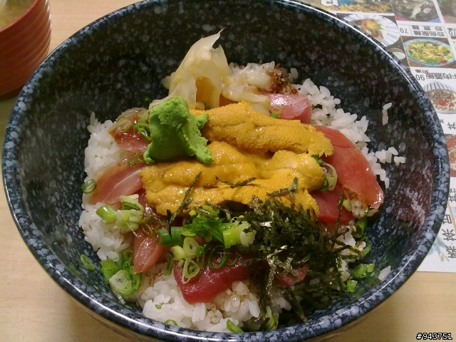 [高雄]平價又炫目之小春日本料理~海膽鐵火丼&鮭魚親子丼