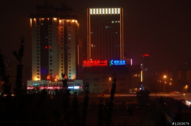 d40,夜景中的霓虹灯为什么很模糊