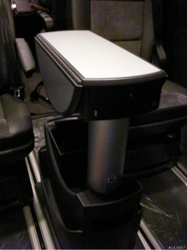 (分享)VW T5 Multivan HL 神奇小桌子