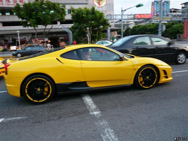 鮮黃色法拉利 F430 SCUDERIA