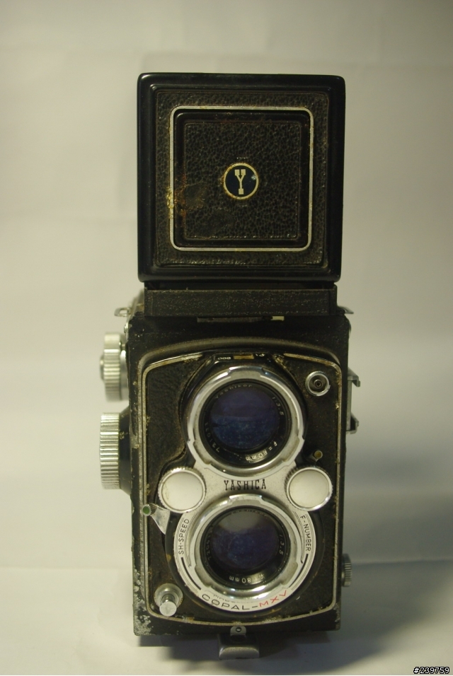 一台不知型號的Yashica雙眼相機