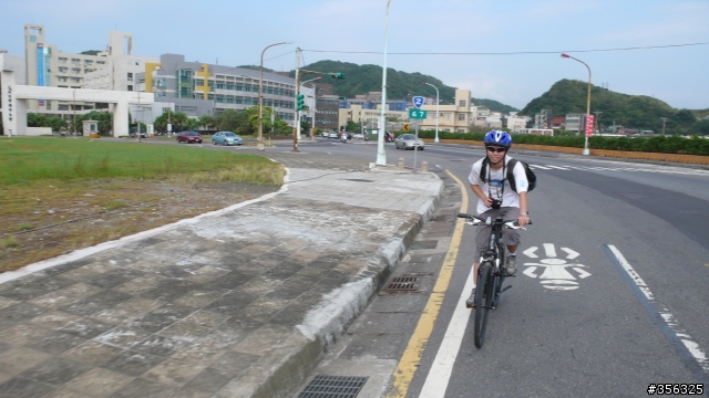 [遊記] 單車基隆東西岸經典行-觀看麗星郵輪進港+基隆燈塔.....