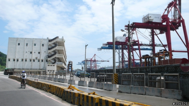 [遊記] 單車基隆東西岸經典行-觀看麗星郵輪進港+基隆燈塔.....
