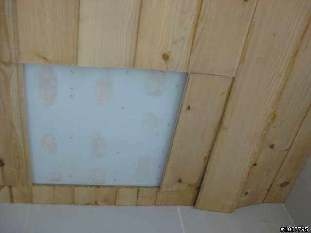 求救: 浴室內淋浴間天花板上的木質板條因潮濕、蒸氣、熱漲冷縮等緣故脫落，誠徵浴室達人、工班有無解決之道!