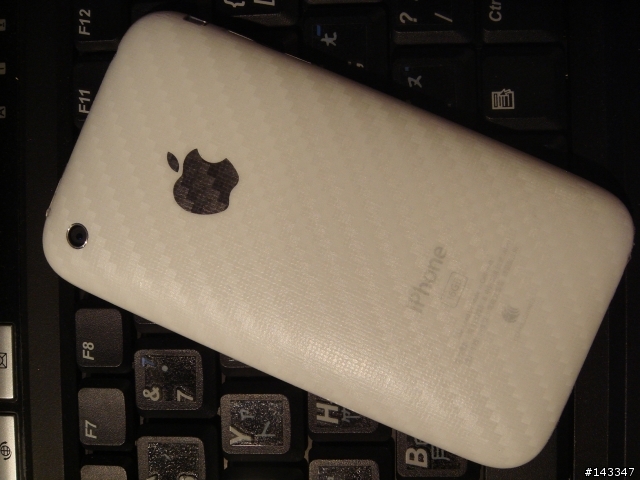 小白 iPhone 換新裝 "卡夢貼" 質感加分!!