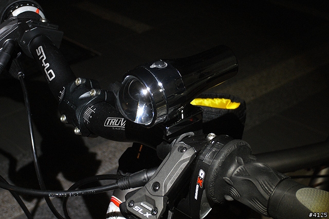 勁亮 BICYCLE HEAD LIGHT M1 F1 開箱 PK 測試