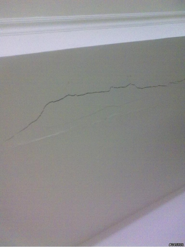 超過30年舊公寓2樓，若頭上橫樑有烈了約0.3cm寬，1m長~會有問題嗎？0925補圖