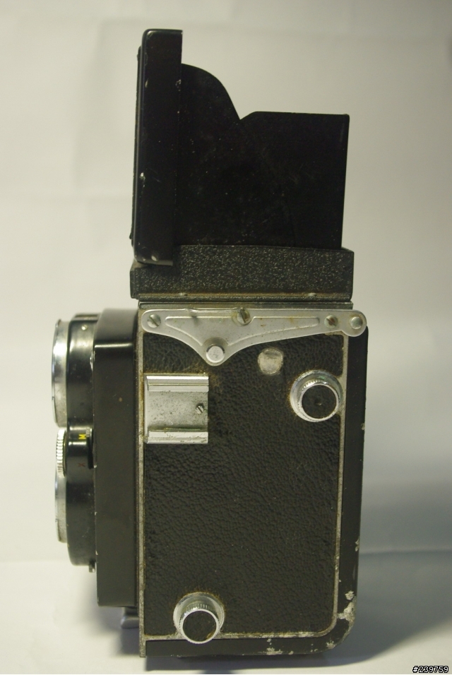 一台不知型號的Yashica雙眼相機