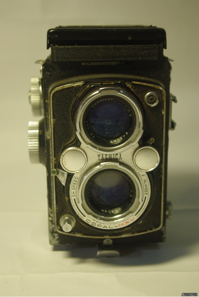 一台不知型號的Yashica雙眼相機