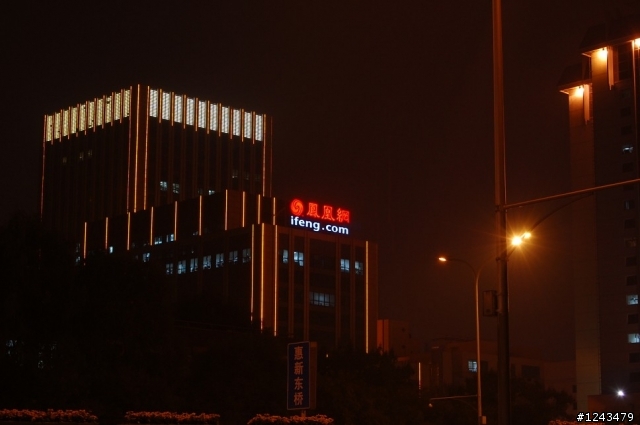 d40,夜景中的霓虹灯为什么很模糊