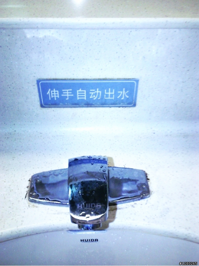 伸手自動出水！！！好濕～ 金手指也沒這麼厲害～
