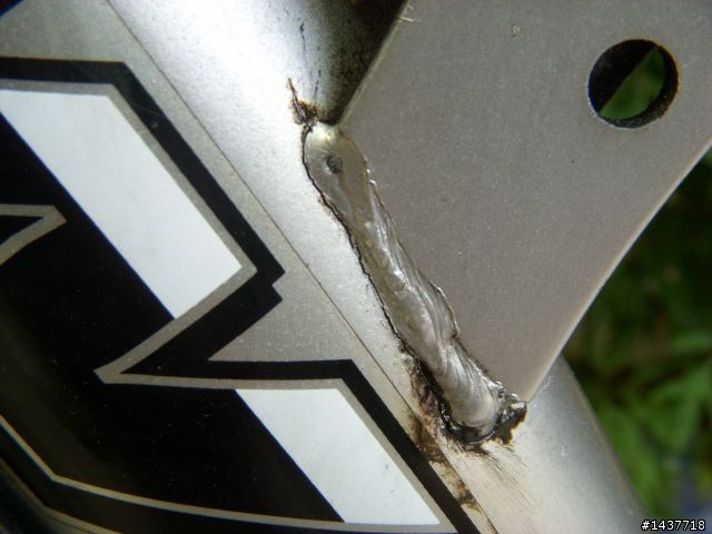 哇!!!騎車騎到車架裂掉...