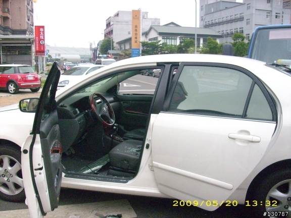 Altis被滿載傢俱的3噸半以時速約40~50km/h側撞