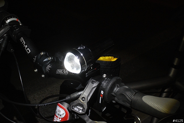 勁亮 BICYCLE HEAD LIGHT M1 F1 開箱 PK 測試