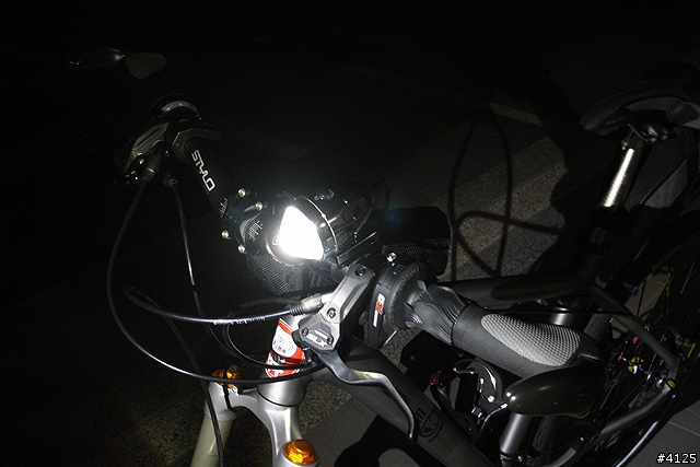 勁亮 BICYCLE HEAD LIGHT M1 F1 開箱 PK 測試
