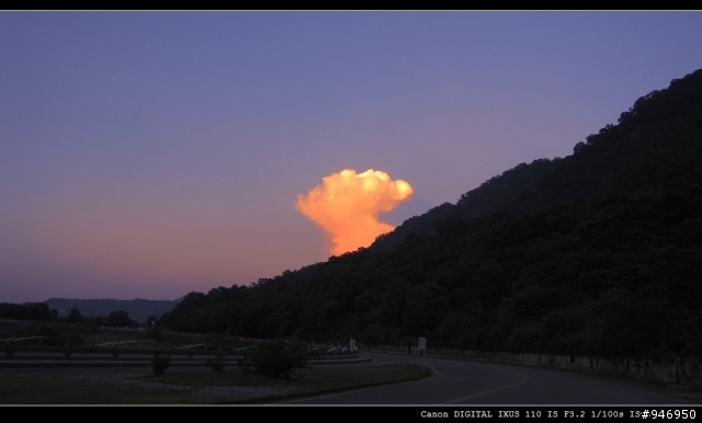 今晚的雲朵  ..好像原子彈  好恐怖!!!!!