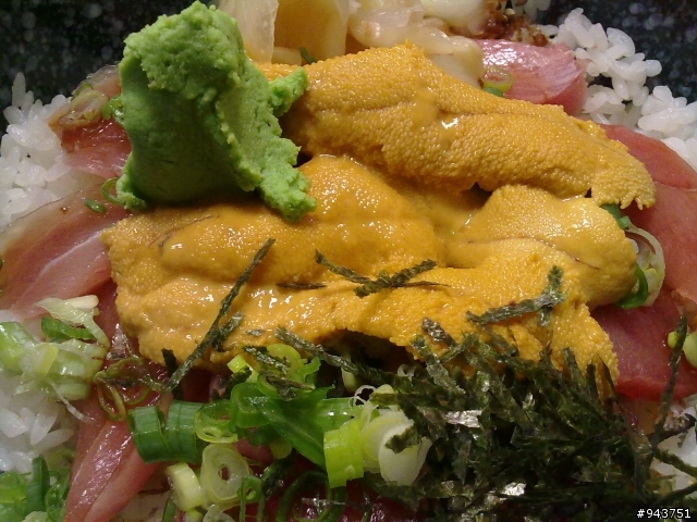 [高雄]平價又炫目之小春日本料理~海膽鐵火丼&鮭魚親子丼