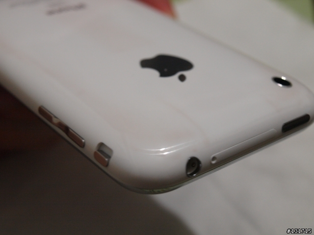 白色iPhone背蓋被皮套染色  該如何清除
