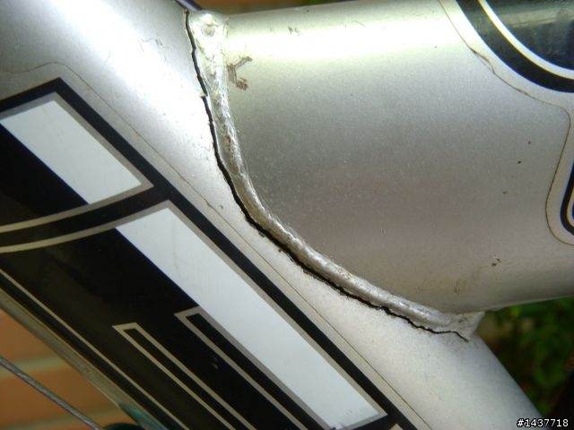 哇!!!騎車騎到車架裂掉...