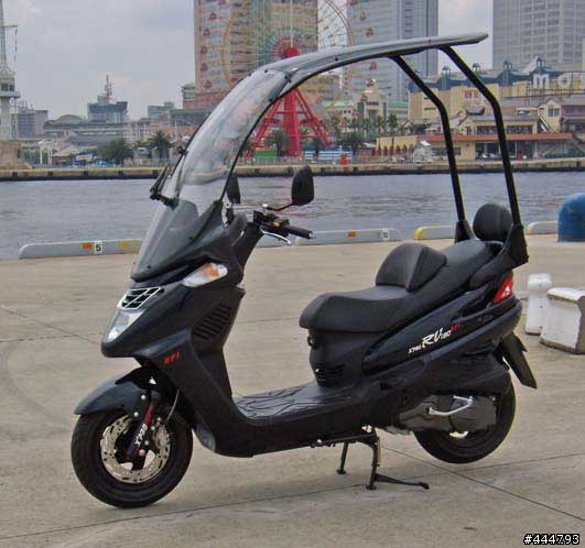 我想買可以擋風避雨的機車