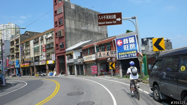[遊記] 單車基隆東西岸經典行-觀看麗星郵輪進港+基隆燈塔.....