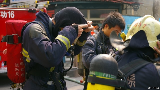 三重大火全紀錄----辛苦的打火弟兄們