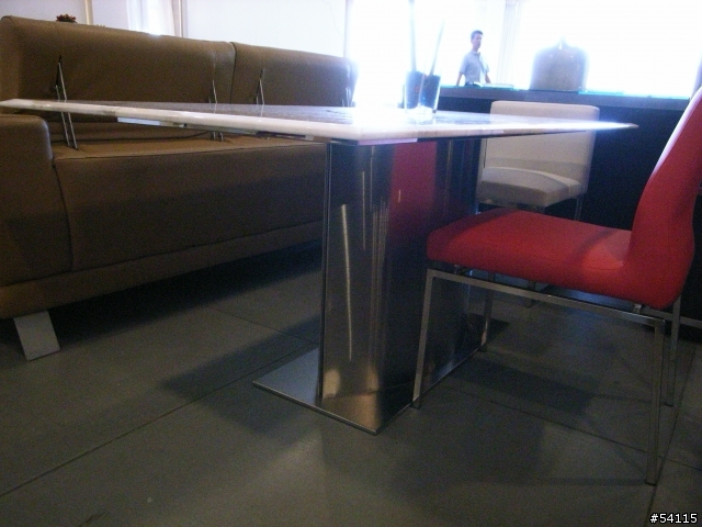 煩惱餐桌的選擇...