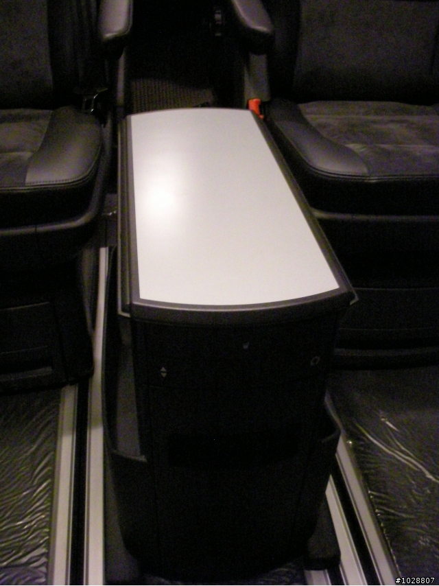 (分享)VW T5 Multivan HL 神奇小桌子