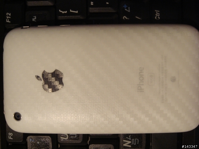 小白 iPhone 換新裝 "卡夢貼" 質感加分!!