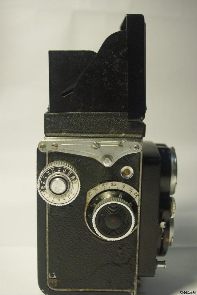 一台不知型號的Yashica雙眼相機