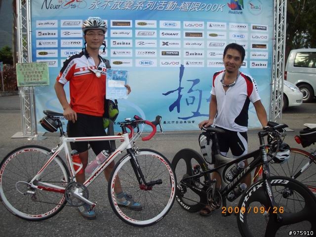 TO不知名的帥哥----200K終點照片---FROM面罩登山女