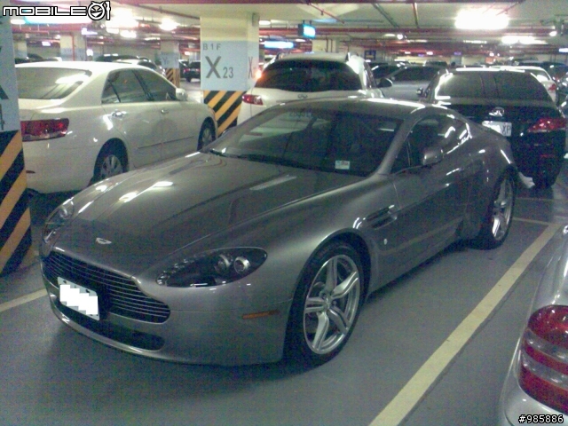 昨天逛街看到的極品.......V8 Vantage,