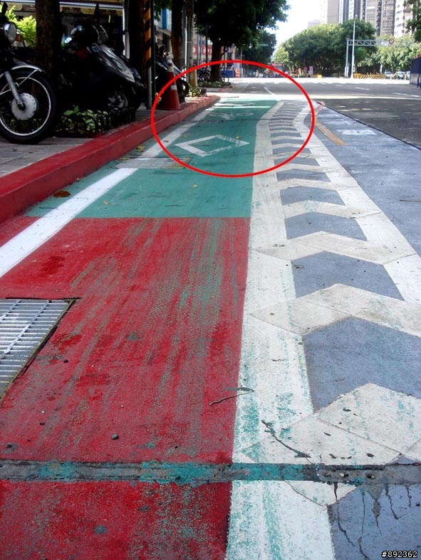 敦化自行車道路面鋪漆未乾! Birdy愛車受難!