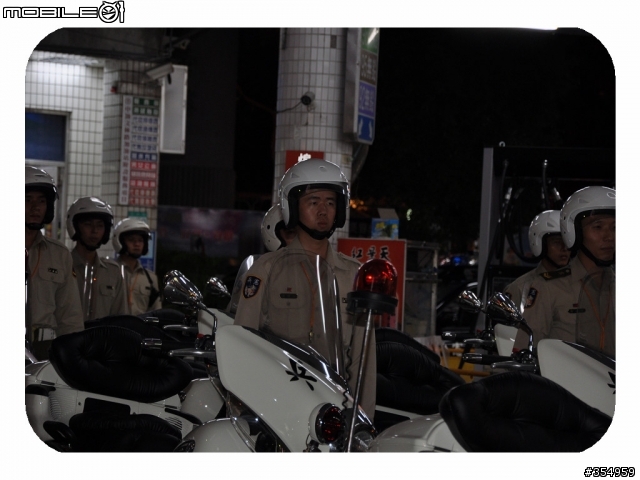 [附圖]巧遇憲兵車隊在加油
