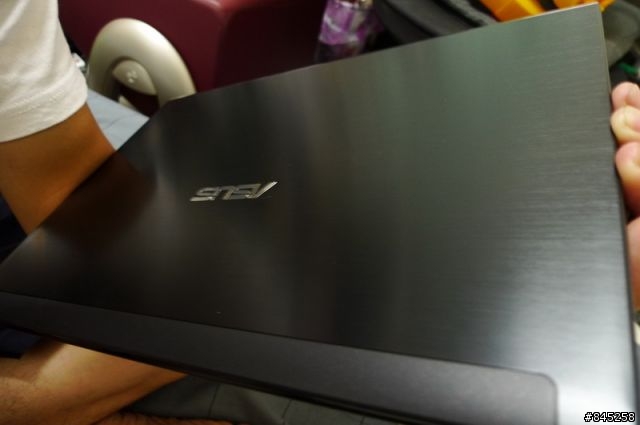 [開箱] 華碩UL30A 黑色髪絲美型機 外觀分享