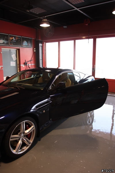 巧遇 Aston Martin DB9 .. ....圖多抱歉