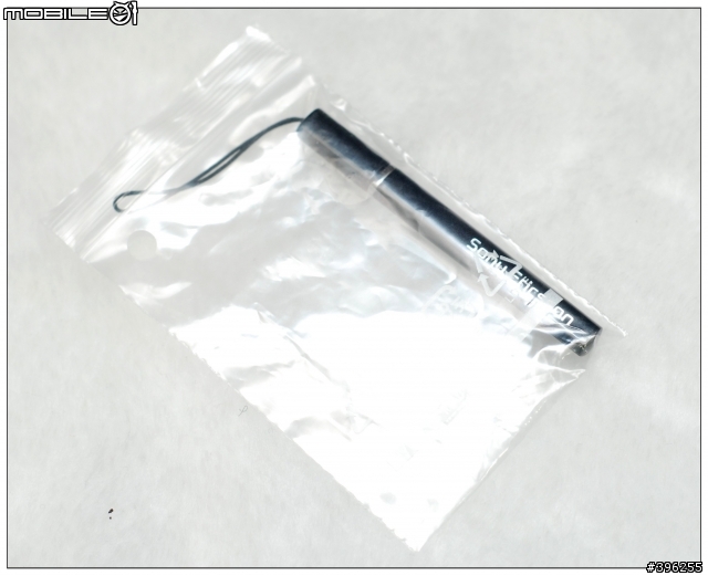 開過了還是要開這是01傳統~差點心碎的..SonyEricsson Satio開箱 10/20新增包膜+伸縮觸控筆