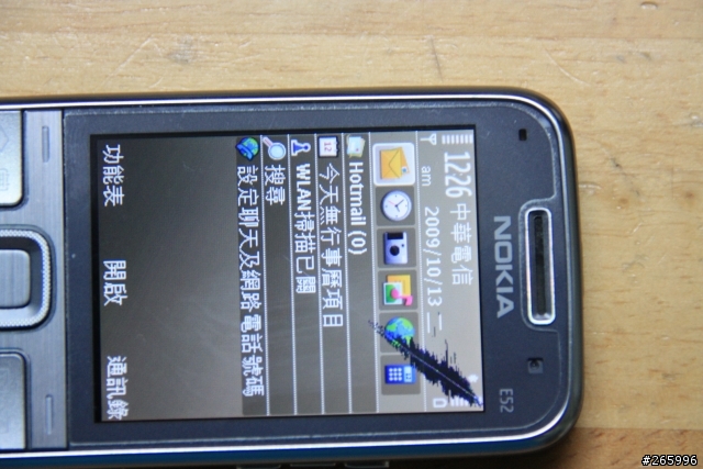給大家參考  NOKIA E52 爆裂螢幕!!  慘!!