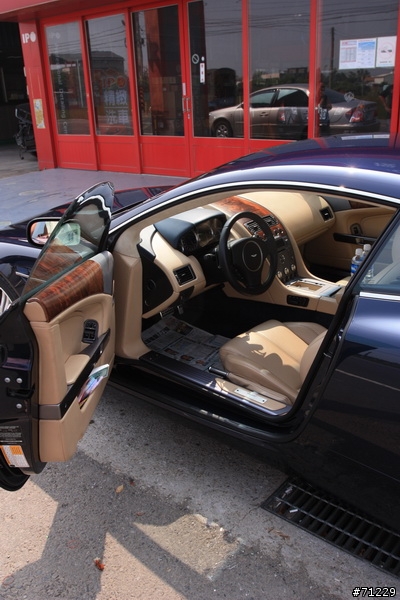 巧遇 Aston Martin DB9 .. ....圖多抱歉