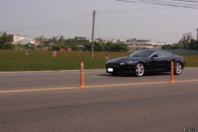 巧遇 Aston Martin DB9 .. ....圖多抱歉