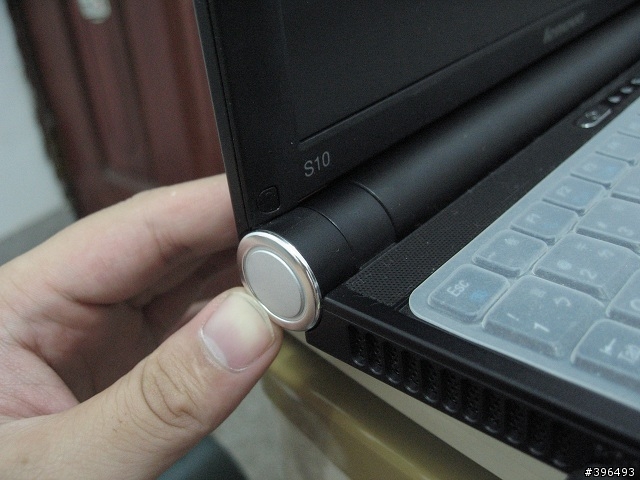 (請問)Lenovo S10有人跟我一樣左邊轉軸的部分會搖動的嗎？