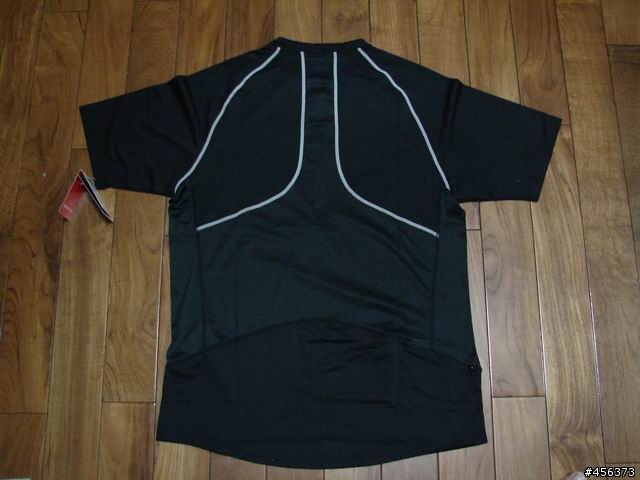 今天去買的 NIKE 短車衣~