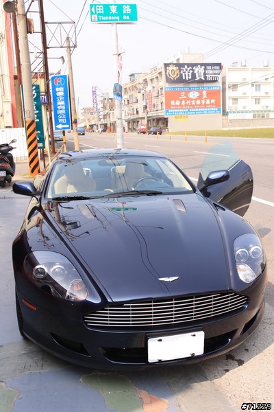 巧遇 Aston Martin DB9 .. ....圖多抱歉