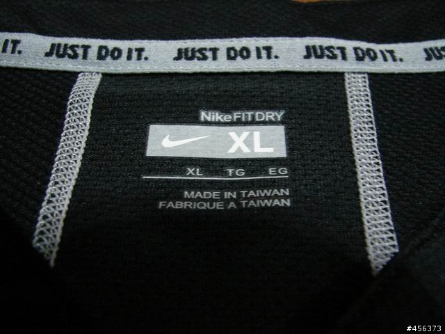 今天去買的 NIKE 短車衣~
