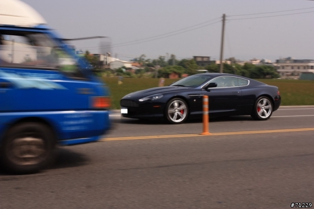 巧遇 Aston Martin DB9 .. ....圖多抱歉