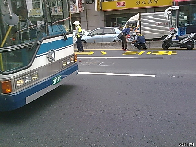 疑似：交通事故  【台北市的基隆路跟忠孝東路口(市府捷運站2號出口)】