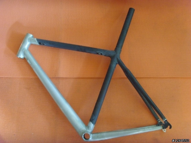  請問這車架是三鐵車架嗎?還是???